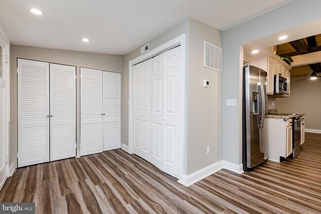 Building Photo - 21 Elm Rd