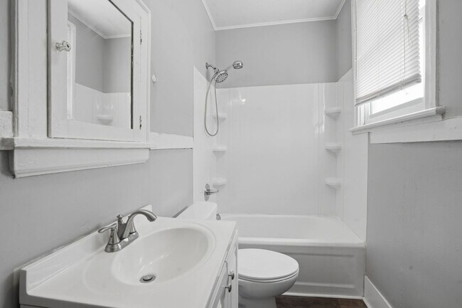 Building Photo - Spacious 4bed 2 bath home in Davenport