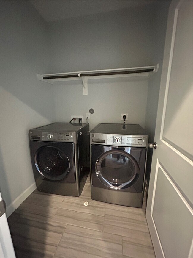 Building Photo - 1211 Marconi St