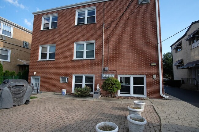 Building Photo - 8418 W Oak Ave