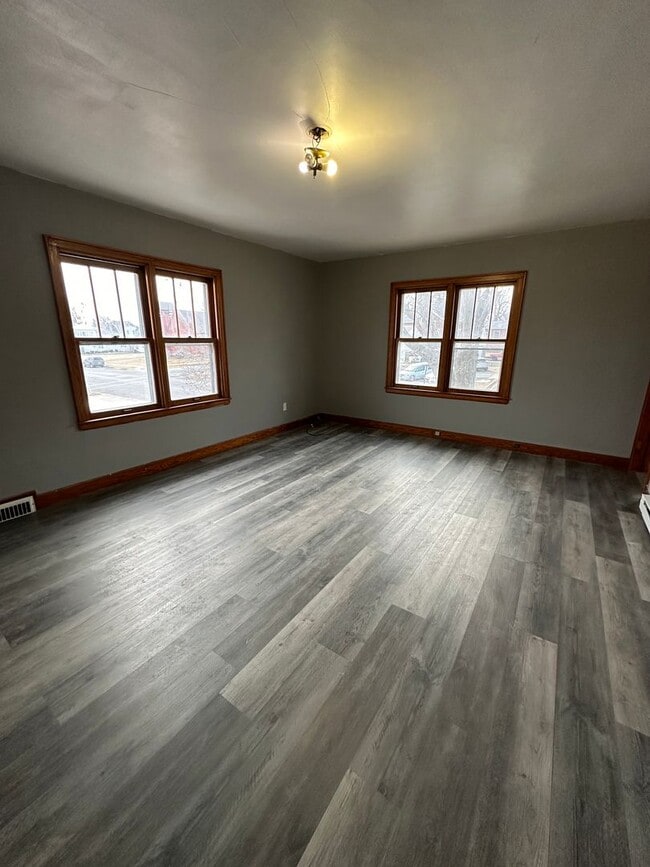 Building Photo - 908 McLean Ave