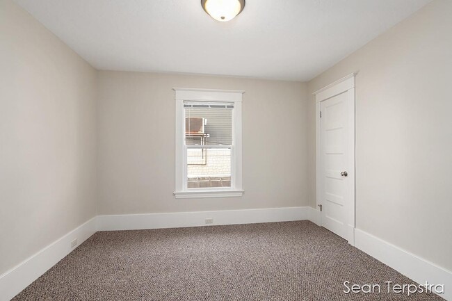 Building Photo - 951 Fulton St W