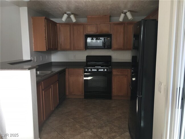 Building Photo - 6868 Sky Pointe Dr