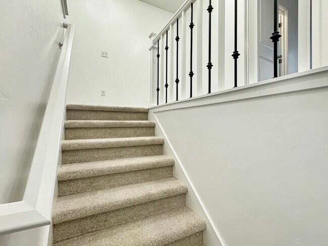 Building Photo - Beautiful Townhouse in Draper - 3 BD 2.5 BA 2 GA - 2250 Square Feet