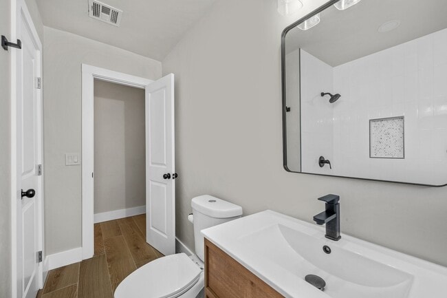 Building Photo - 5 Bedroom