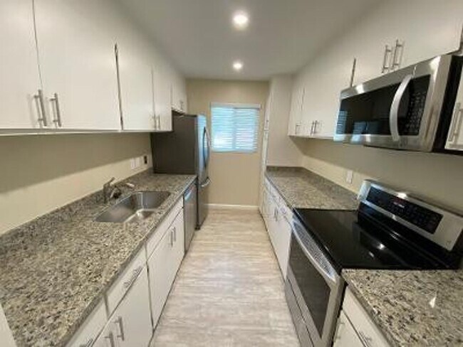Building Photo - Large 2 Bed 2 Bath Apartment In Downtown L...