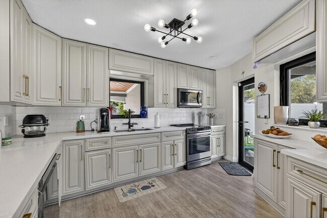 Building Photo - 2601 NE 8th Ct