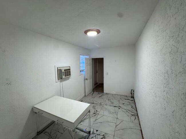 Building Photo - 4603 Lexington Ave