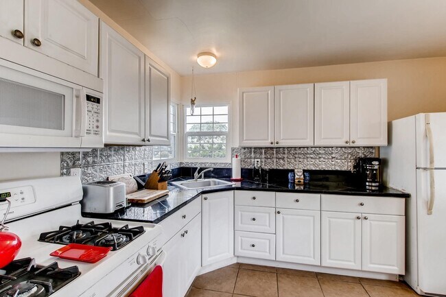 Building Photo - Charismatic 2 Bedroom/1 Bath Home For Rent in South Park!