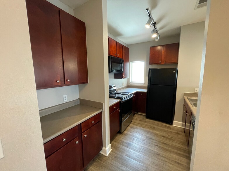 Building Photo - Room in Condo on Crossing Pl