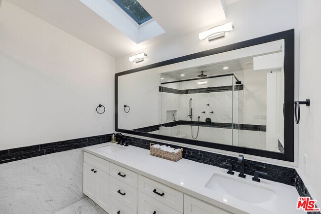 Building Photo - 16725 Oak View Dr