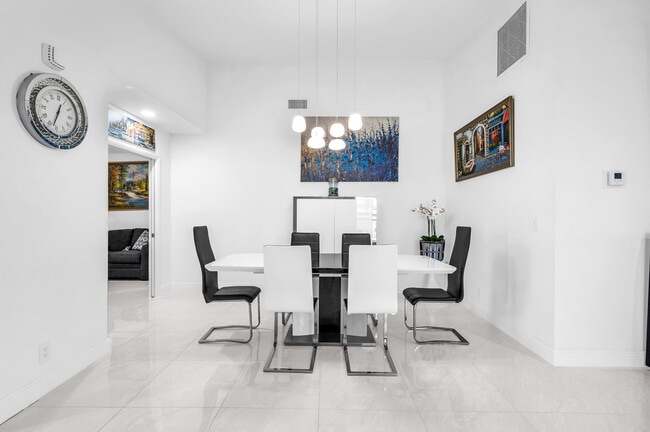 Building Photo - 13462 Sabal Palm Ct
