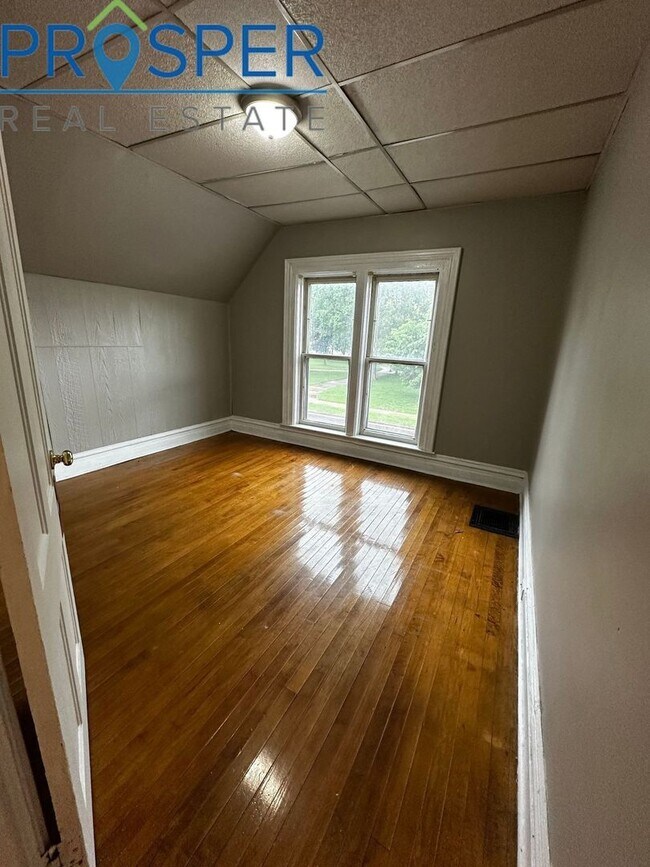 Building Photo - Charming 4 Bedroom House on Earl Street - Available June 2026