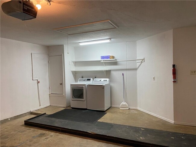 Building Photo - 511 Battlecreek Ln