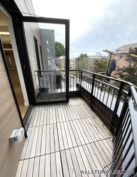 Building Photo - 83 Gardner St