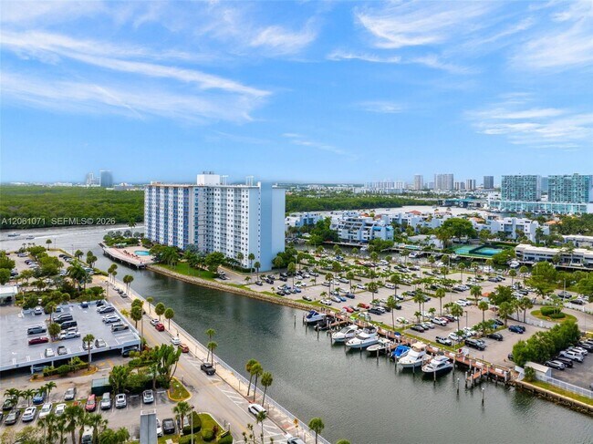Building Photo - 400 Kings Point Dr