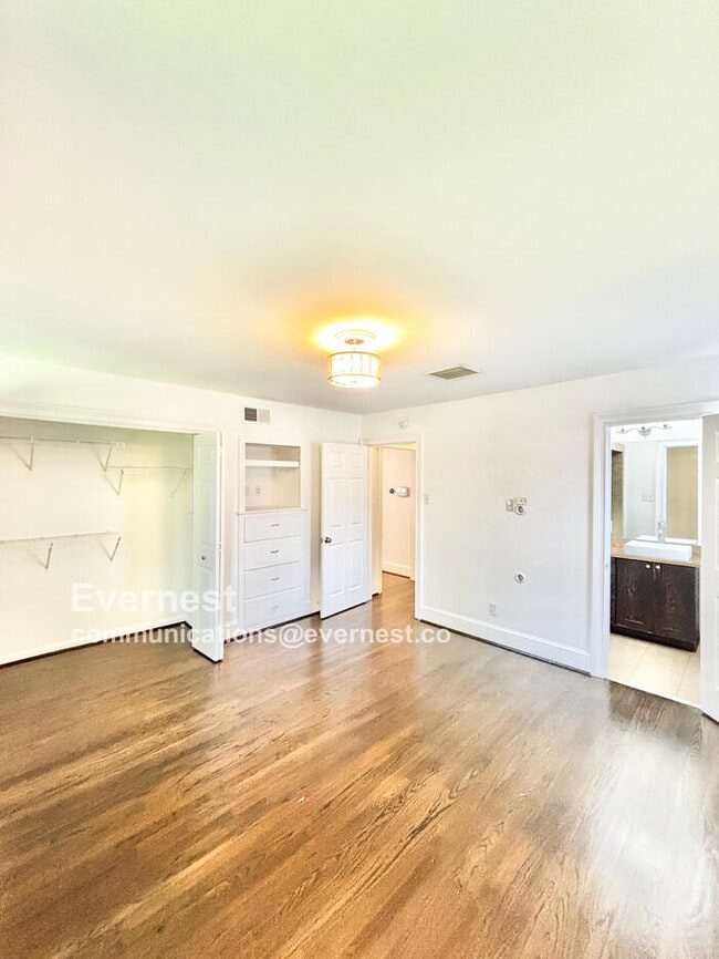 Building Photo - 6226 Saratoga Cir