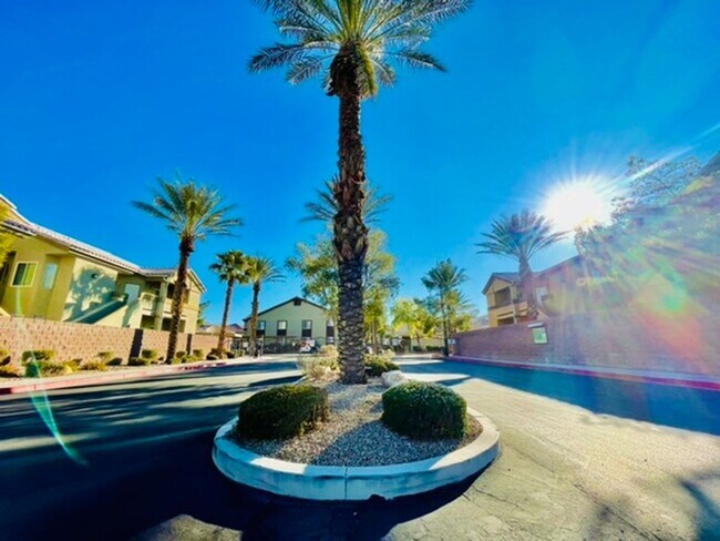 Building Photo - WONDERFUL 2 BED CONDO W/ ATTACHED GARAGE IN GATED COMMUNITY!