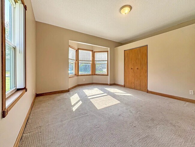 Building Photo - 465 3rd Ave