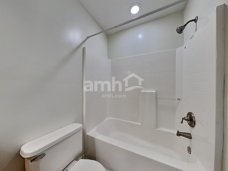 Building Photo - 3007 Crusades St