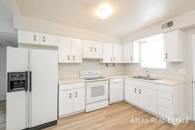 Building Photo - 331 N Columbine St