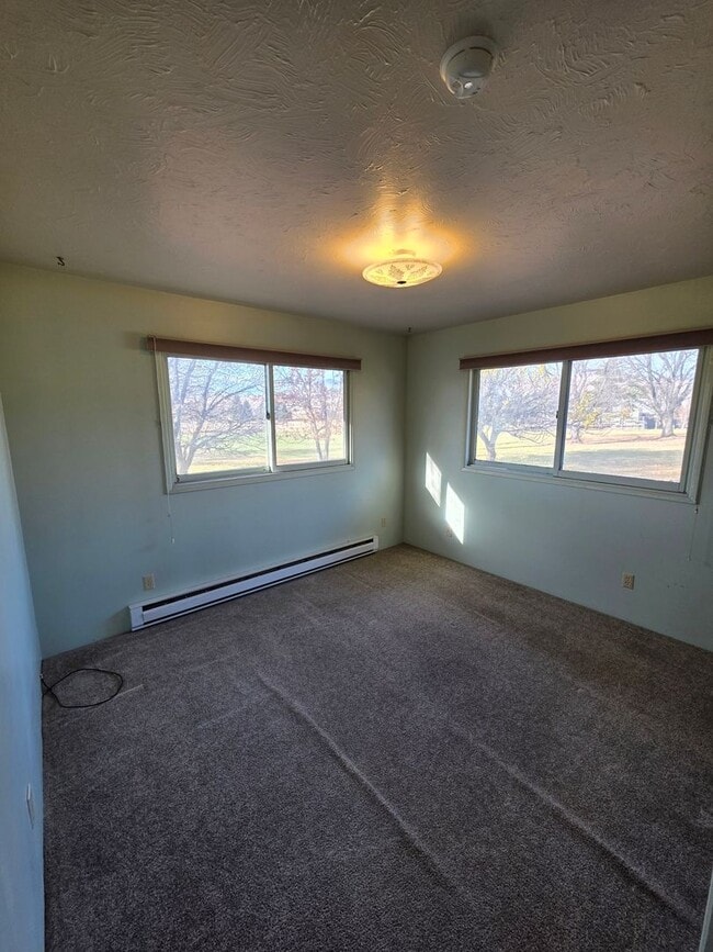 Building Photo - Single level duplex with attached single-c...