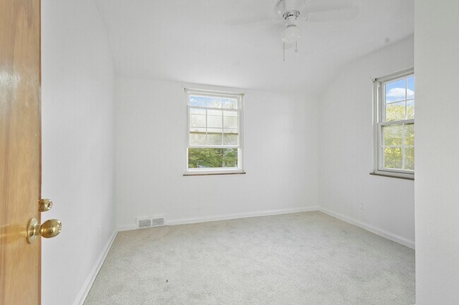 Building Photo - 3836 Woodmont Rd