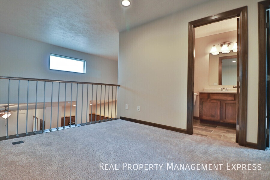 Building Photo - 3 Bedroom Luxury Townhome with 2-Stall Garage