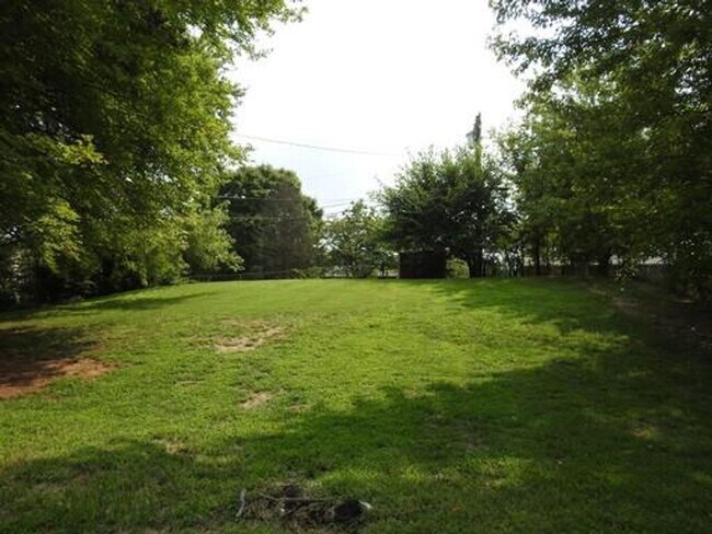 Building Photo - 4 Bedroom 1.5 Bath near Dover Rd!