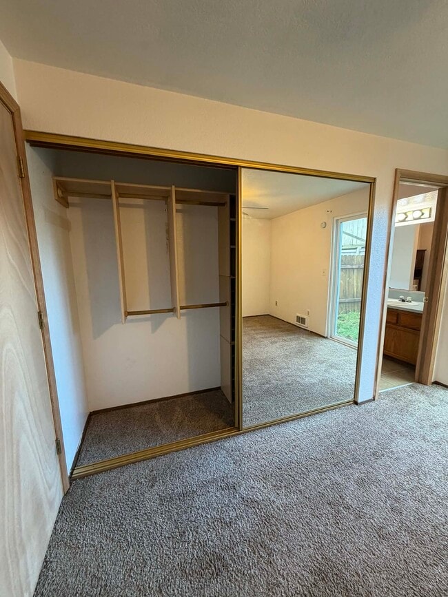 Building Photo - 725 Edelweiss Ln SE