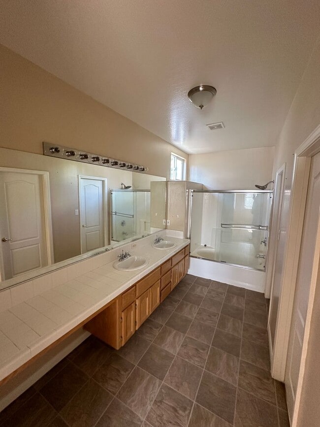 Building Photo - Spacious and inviting 4-bedroom, 2-bathroom home in a desirable Bakersfield neighborhood!