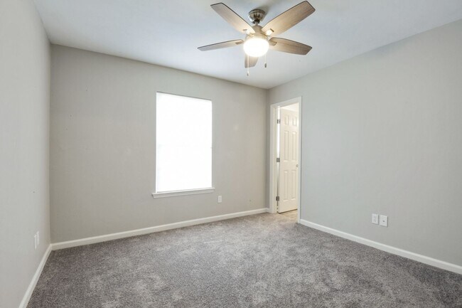 Building Photo - 3BR/3BA townhome with new painting and sta...