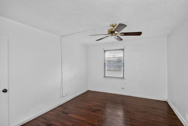 Building Photo - 2929 Selena Dr