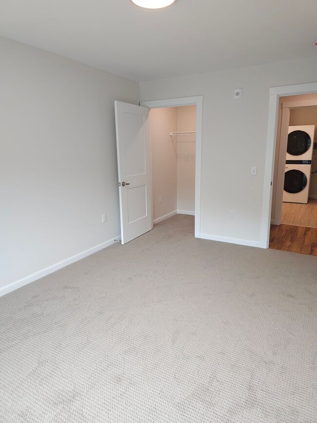 Building Photo - Discover Your New 1-Bedroom Sanctuary