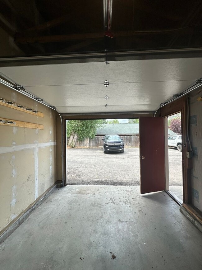 Building Photo - 145 Aspen Dr