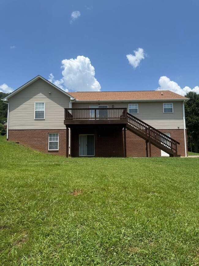 Building Photo - Seymour 37865 - 3 Bedroom, 2 Bath Home with a 3-Car Garage - Contact Lisa Vineyard and Shannon Ru...