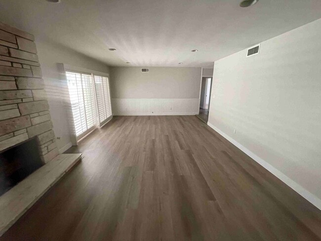 Building Photo - BEAUTIFUL FOUR BEDROOM TWO AND A HALF BATH HOME!