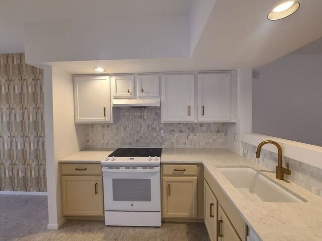 Building Photo - Beautiful Townhouse 2-bed, 2-bath, washer/dryer, fenced yard