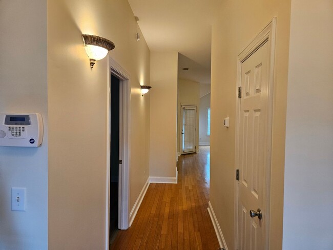 Building Photo - Beautiful 3 Bedroom 2 bath Home in Hampste...