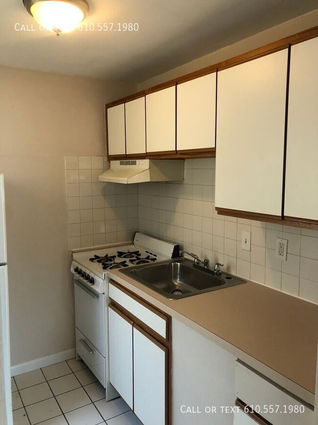 Building Photo - 2 Bedroom  1 Bath Apartment (THIRD  FLOOR)...