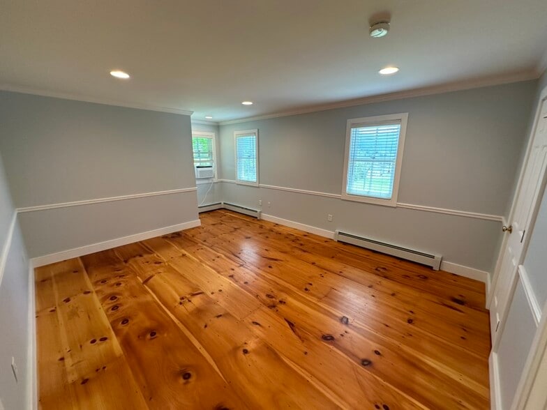 Primary Bedroom w/ensuite bath and walk-in closet - 102 Ways Ln