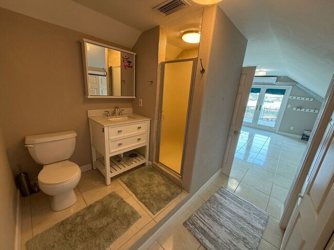 Building Photo - Pensacola Beach - 3 bedroom, 4 bathroom - 2nd and 3rd floor balconies with water view