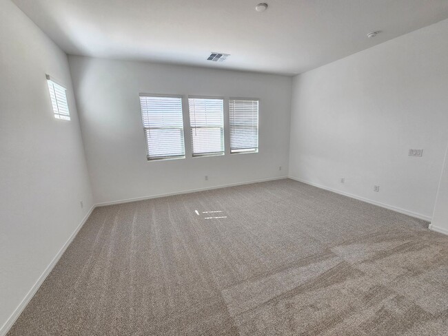 Building Photo - Wonderful new build with family fun amenities