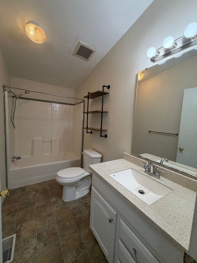 Building Photo - Spacious 3 Bed 2 Bath Springfield Home With Bonus Room and Extra Storage