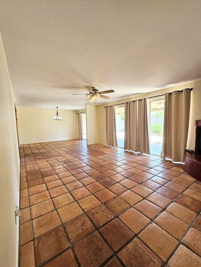 Building Photo - Spacious 3 bd 2 bath home.
