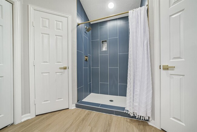 Building Photo - 10826 Thorncliff Dr