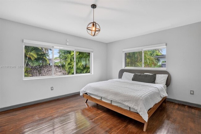 Building Photo - 425 NE 114th St