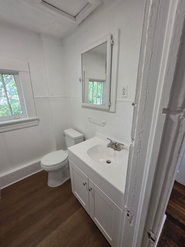 Building Photo - 3 br 1 bath house