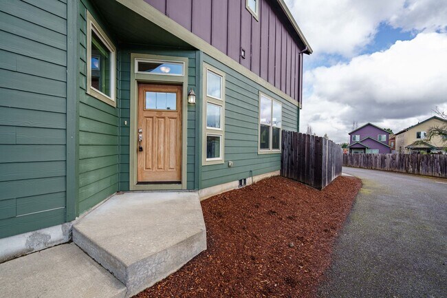 Building Photo - Convenient Location 3 Bedroom 2.5 Bathroom with Fence Back Yard