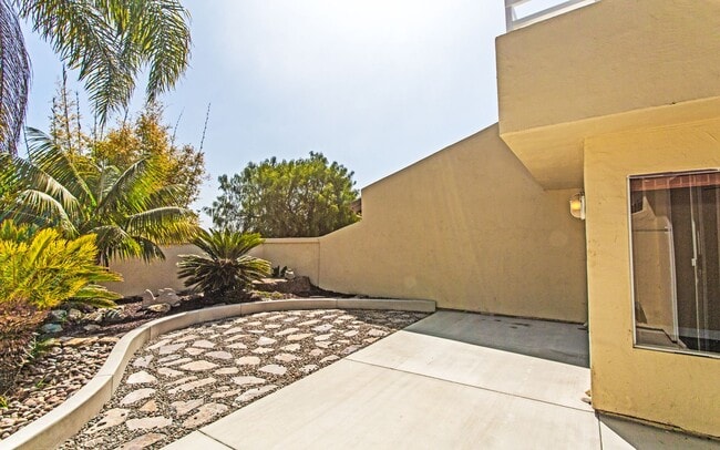 Building Photo - Gorgeous Townhome in Laguna Del Mar Community!